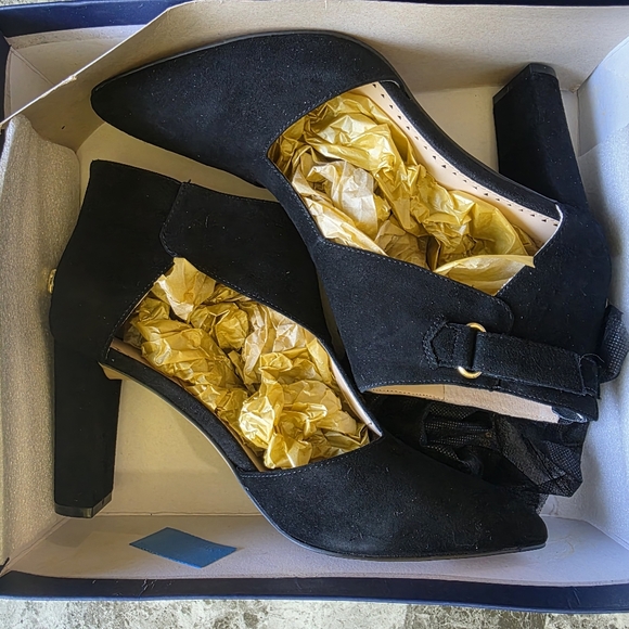 Adrienne Vittadini Black Ankle Boots 7½ - Picture 3 of 7